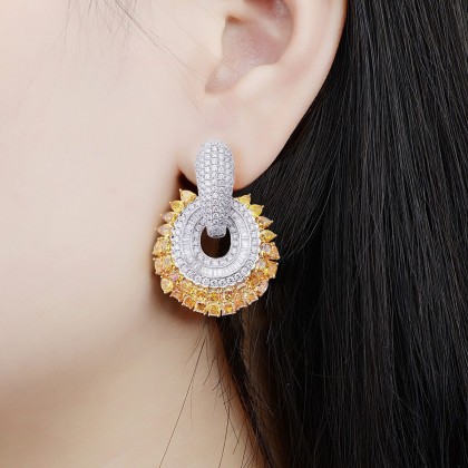 Boucles d'oreille en or jaune serties de diamants. main image 0